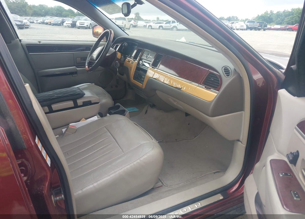 2003 LINCOLN TOWN CAR EXECUTIVE VIN: 1LNHM81W83Y621934