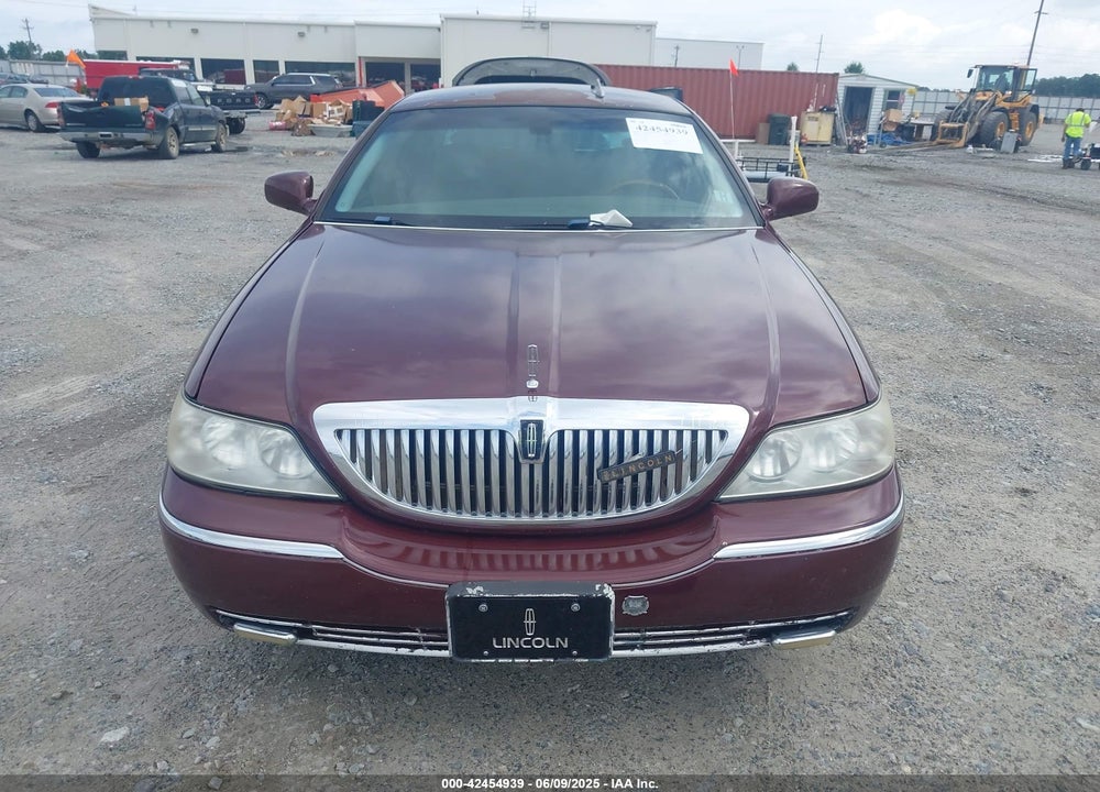 2003 LINCOLN TOWN CAR EXECUTIVE VIN: 1LNHM81W83Y621934