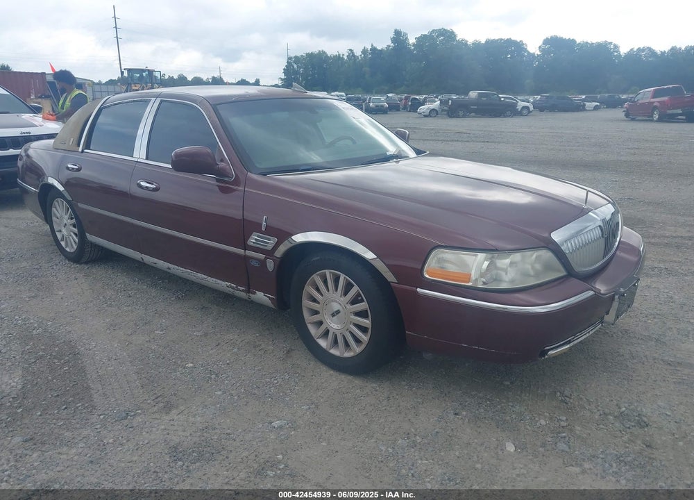 2003 LINCOLN TOWN CAR EXECUTIVE VIN: 1LNHM81W83Y621934