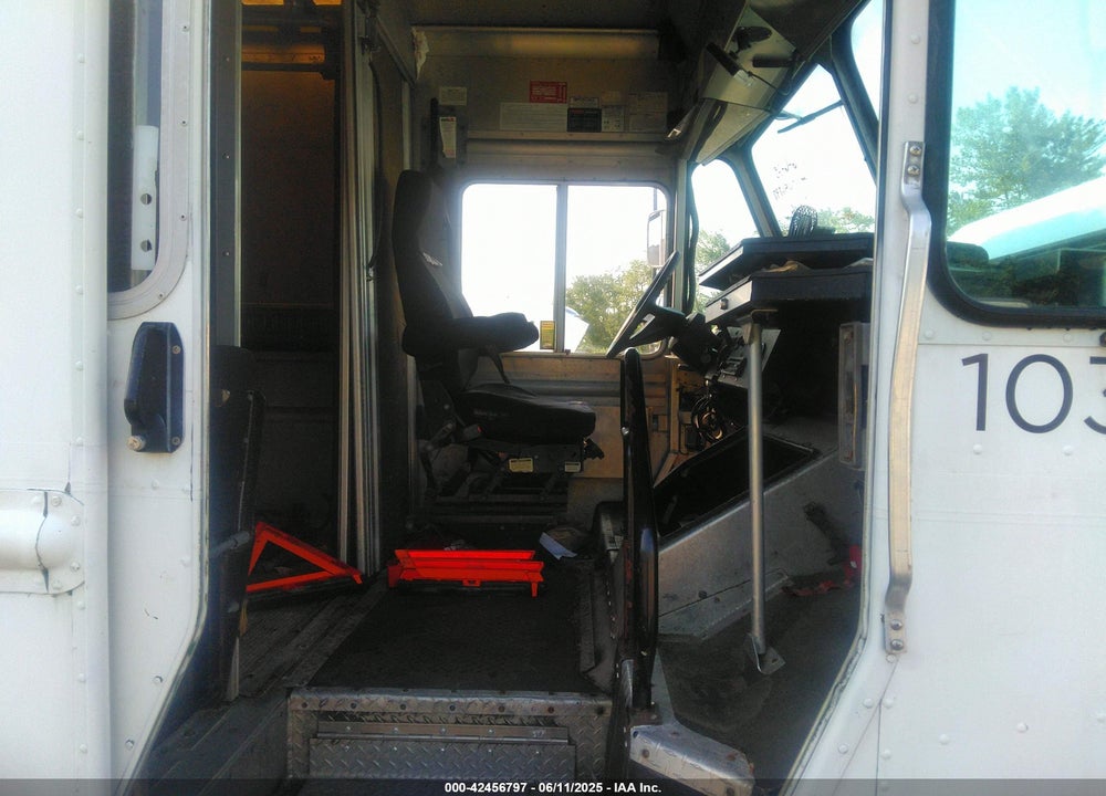 2010 FREIGHTLINER CHASSIS M LINE WALK-IN VAN VIN: 4UZAAPDU8ACAS1619