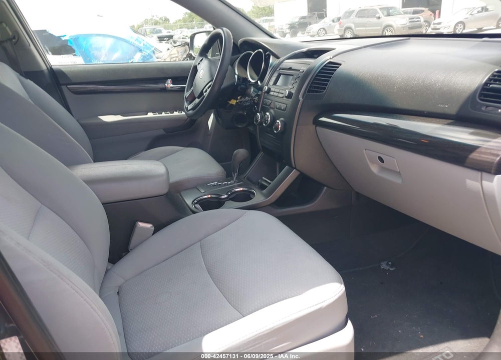 2011 KIA SORENTO LX V6 VIN: 5XYKT4A2XBG116603