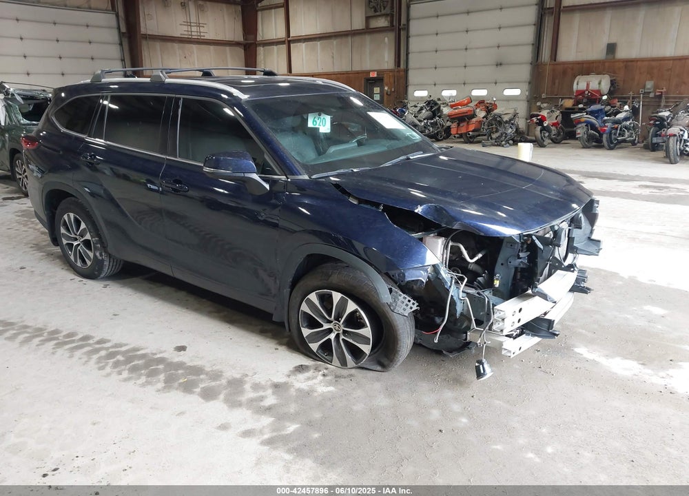 2022 TOYOTA HIGHLANDER XLE VIN: 5TDHZRBH7NS573045