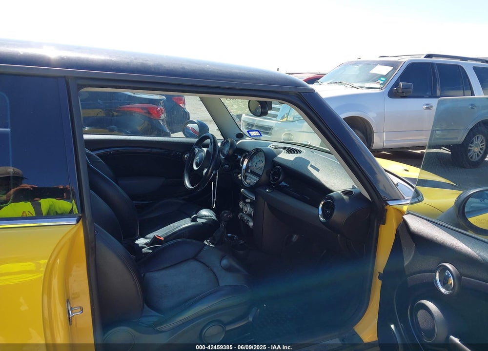 2009 MINI COOPER S VIN: WMWMF73579TW86675