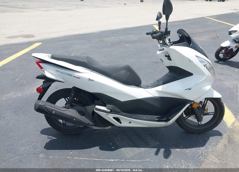 2015 HONDA PCX 150 VIN: RLHKF1808FY002476