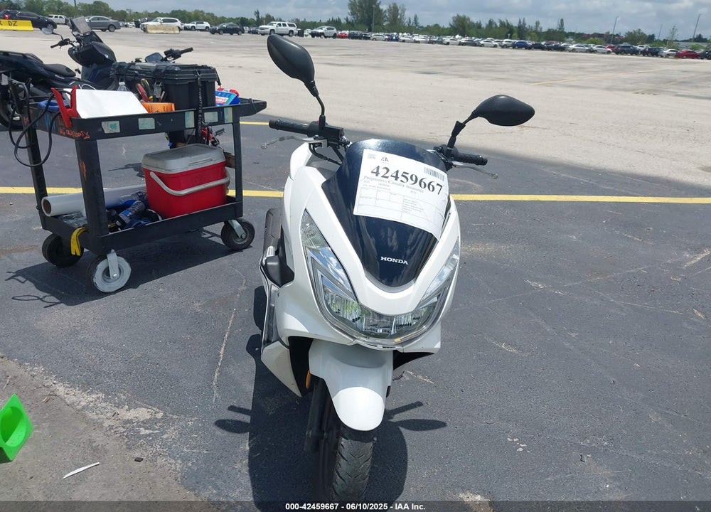2015 HONDA PCX 150 VIN: RLHKF1808FY002476
