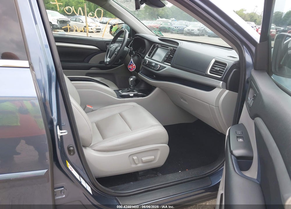 2018 TOYOTA HIGHLANDER VIN: 5TDJZRFHXJS879100