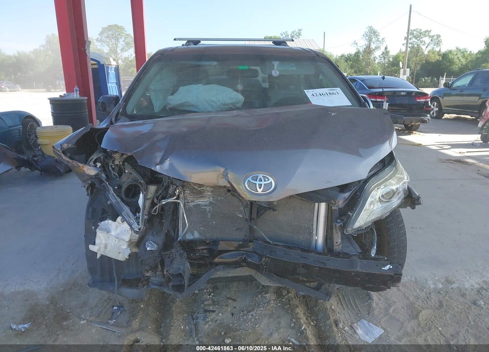 2014 TOYOTA SIENNA XLE V6 8 PASSENGER VIN: 5TDYK3DC8ES429829