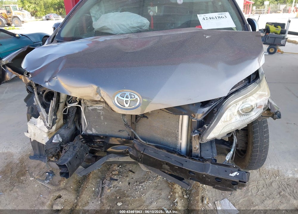 2014 TOYOTA SIENNA XLE V6 8 PASSENGER VIN: 5TDYK3DC8ES429829