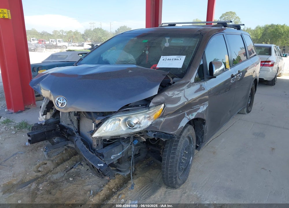 2014 TOYOTA SIENNA XLE V6 8 PASSENGER VIN: 5TDYK3DC8ES429829