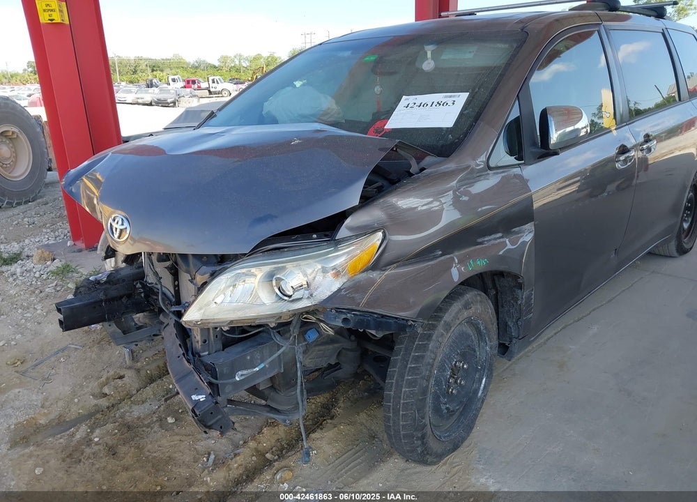 2014 TOYOTA SIENNA XLE V6 8 PASSENGER VIN: 5TDYK3DC8ES429829
