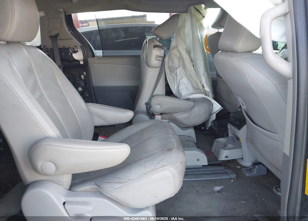 2014 TOYOTA SIENNA XLE V6 8 PASSENGER VIN: 5TDYK3DC8ES429829