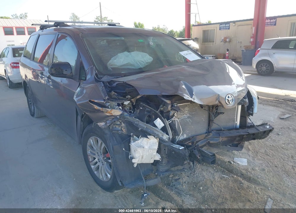2014 TOYOTA SIENNA XLE V6 8 PASSENGER VIN: 5TDYK3DC8ES429829