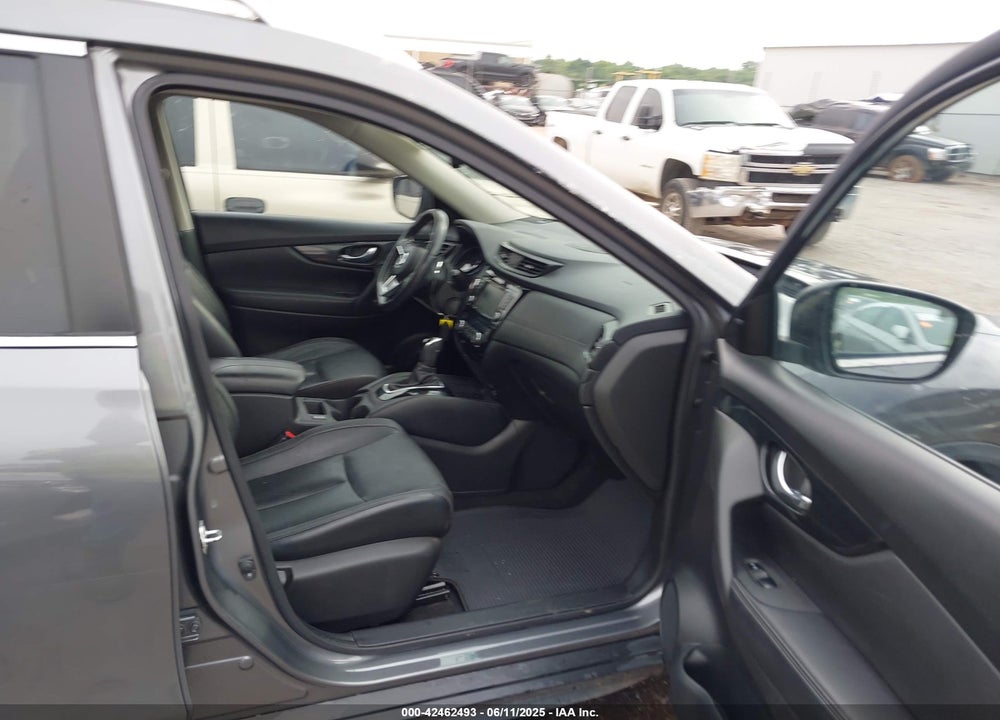 2018 NISSAN ROGUE VIN: JN8AT2MV0JW318555