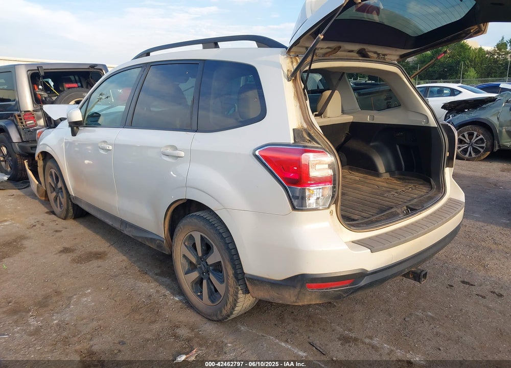 2018 SUBARU FORESTER VIN: JF2SJAGC7JH606685