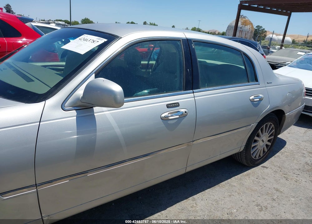 2004 LINCOLN TOWN CAR SIGNATURE VIN: 1LNHM81W14Y625826