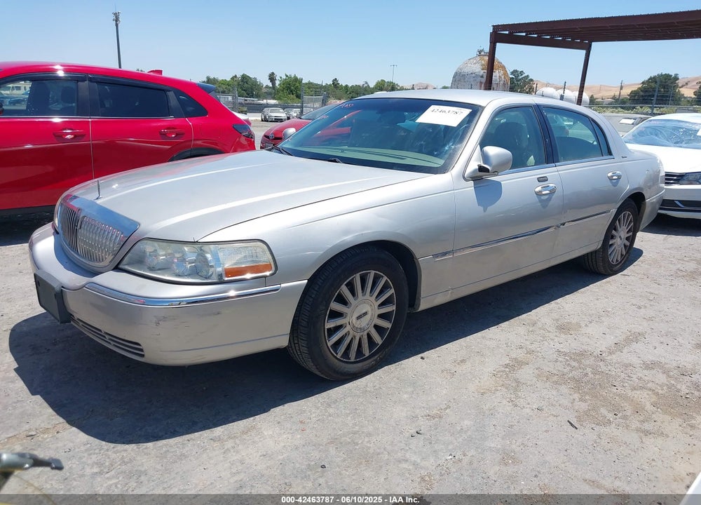 2004 LINCOLN TOWN CAR SIGNATURE VIN: 1LNHM81W14Y625826