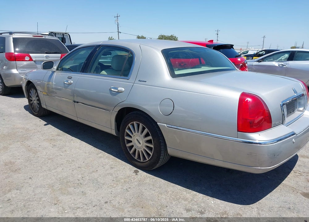 2004 LINCOLN TOWN CAR SIGNATURE VIN: 1LNHM81W14Y625826