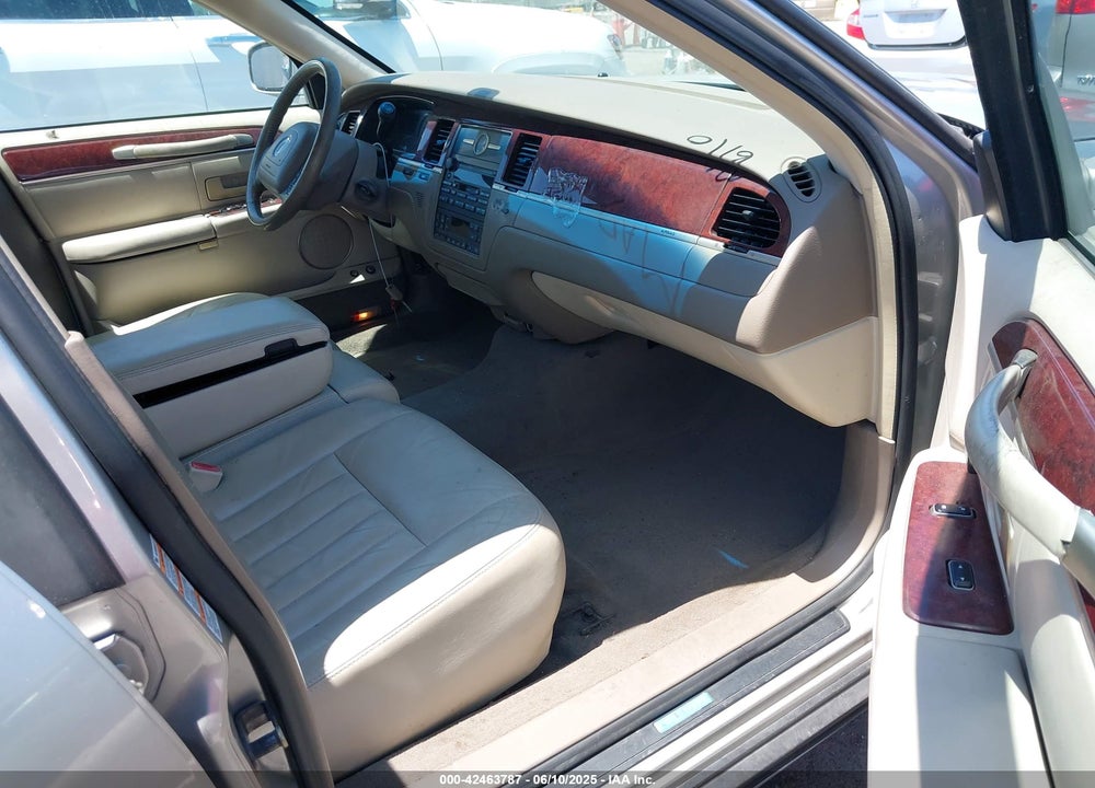 2004 LINCOLN TOWN CAR SIGNATURE VIN: 1LNHM81W14Y625826
