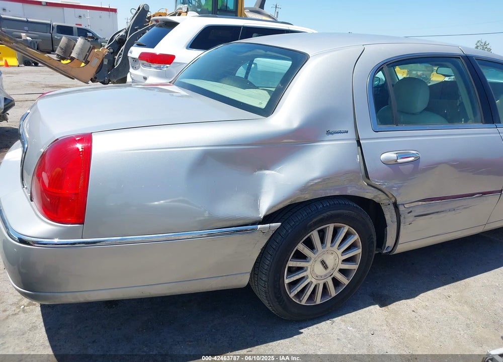 2004 LINCOLN TOWN CAR SIGNATURE VIN: 1LNHM81W14Y625826