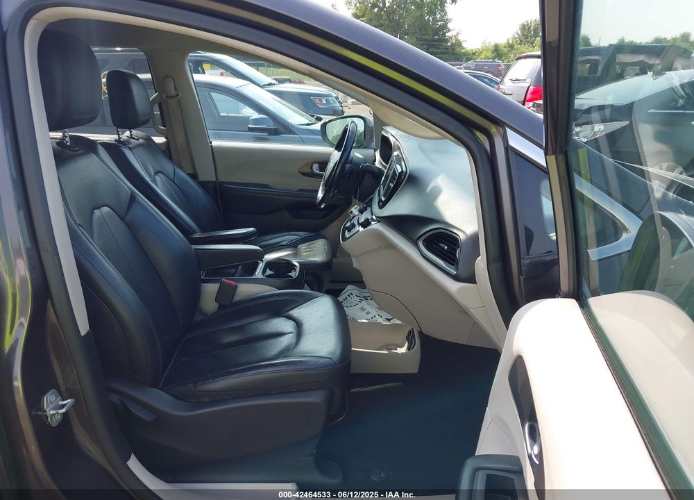 2019 CHRYSLER PACIFICA TOURING L VIN: 2C4RC1BG2KR704756