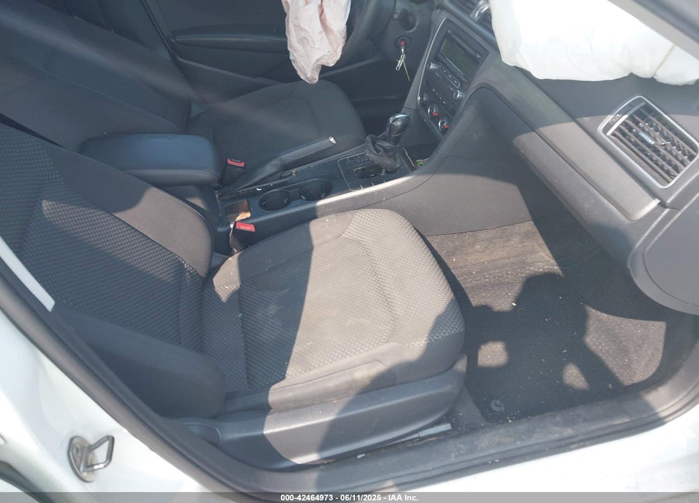 2013 VOLKSWAGEN PASSAT VIN: 1VWAP7A34DC136456
