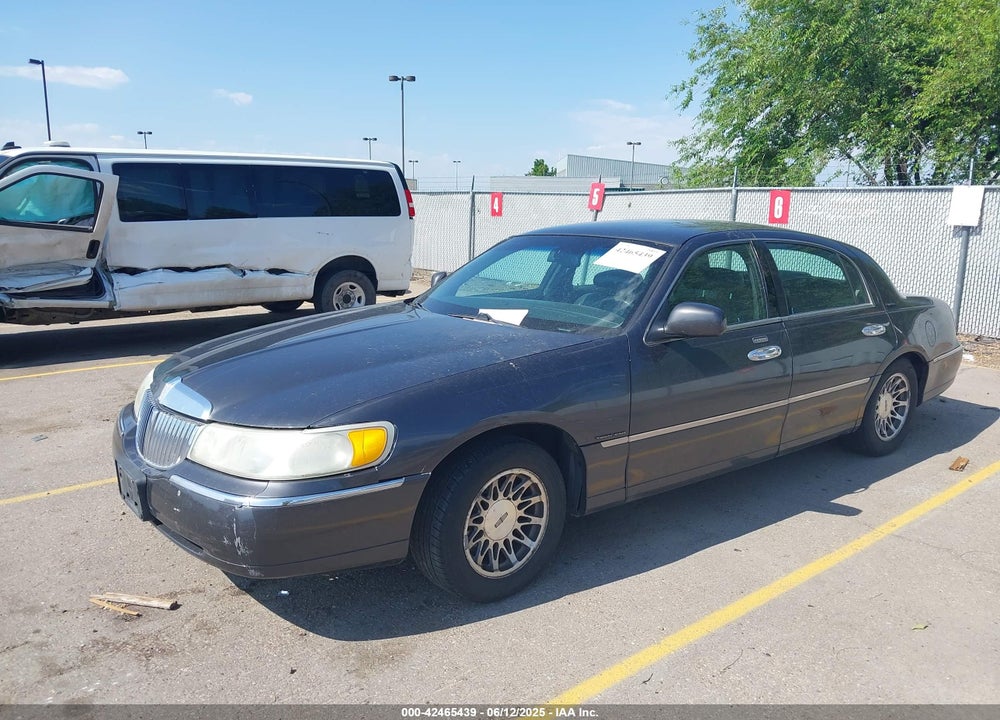 2000 LINCOLN TOWN CAR SIGNATURE VIN: 1LNHM82W0YY914457