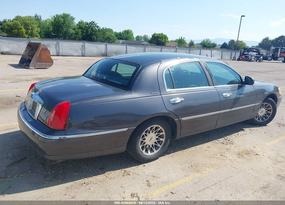2000 LINCOLN TOWN CAR SIGNATURE VIN: 1LNHM82W0YY914457