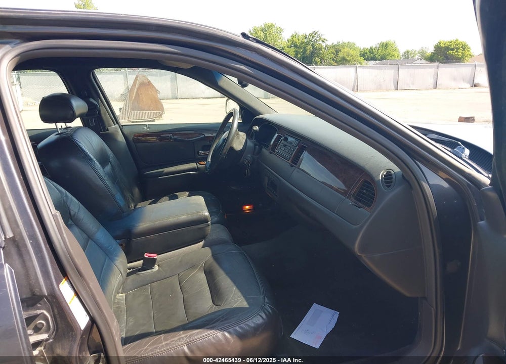 2000 LINCOLN TOWN CAR SIGNATURE VIN: 1LNHM82W0YY914457