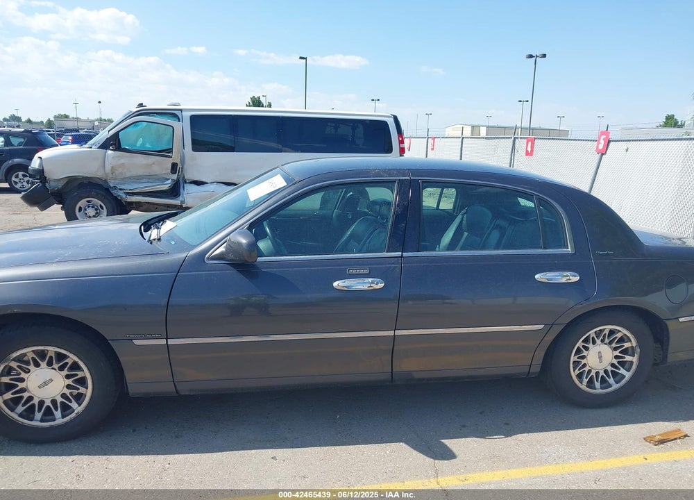 2000 LINCOLN TOWN CAR SIGNATURE VIN: 1LNHM82W0YY914457