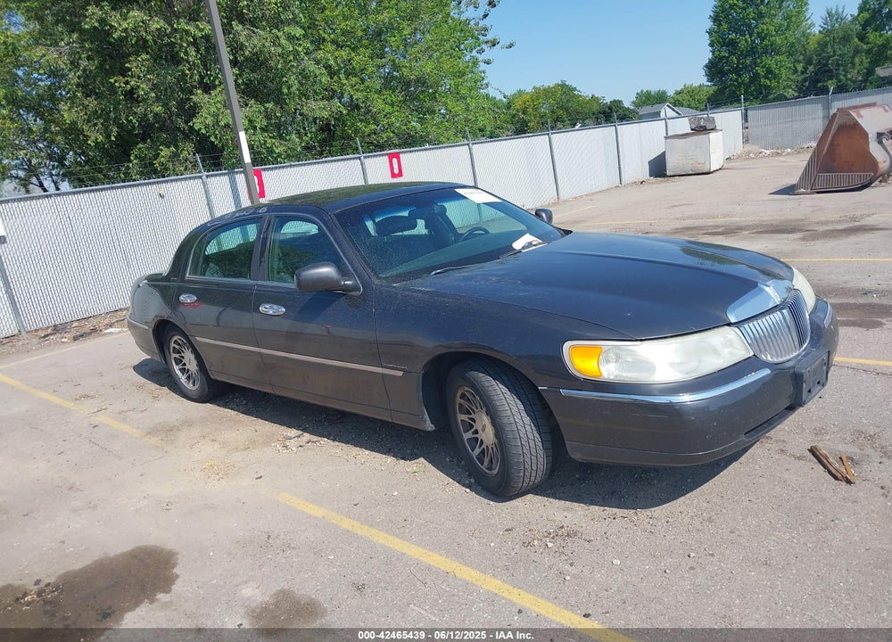 2000 LINCOLN TOWN CAR SIGNATURE VIN: 1LNHM82W0YY914457