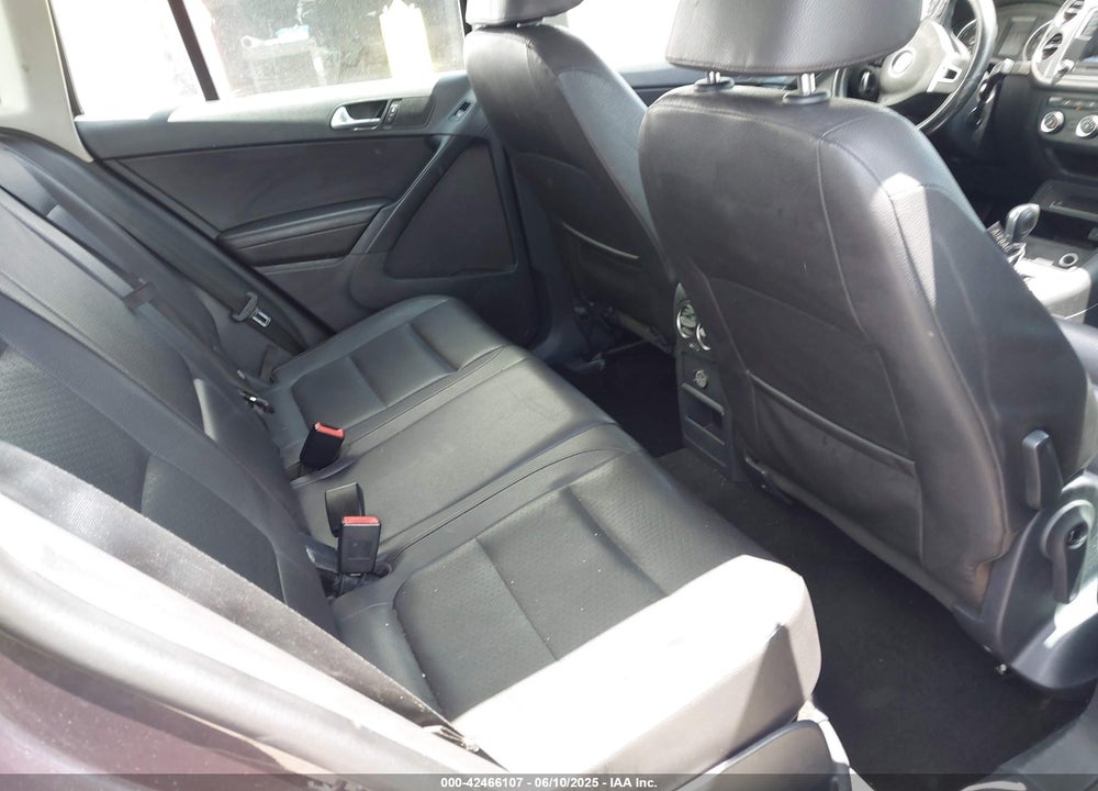 2016 VOLKSWAGEN TIGUAN VIN: WVGAV7AX6GW601958