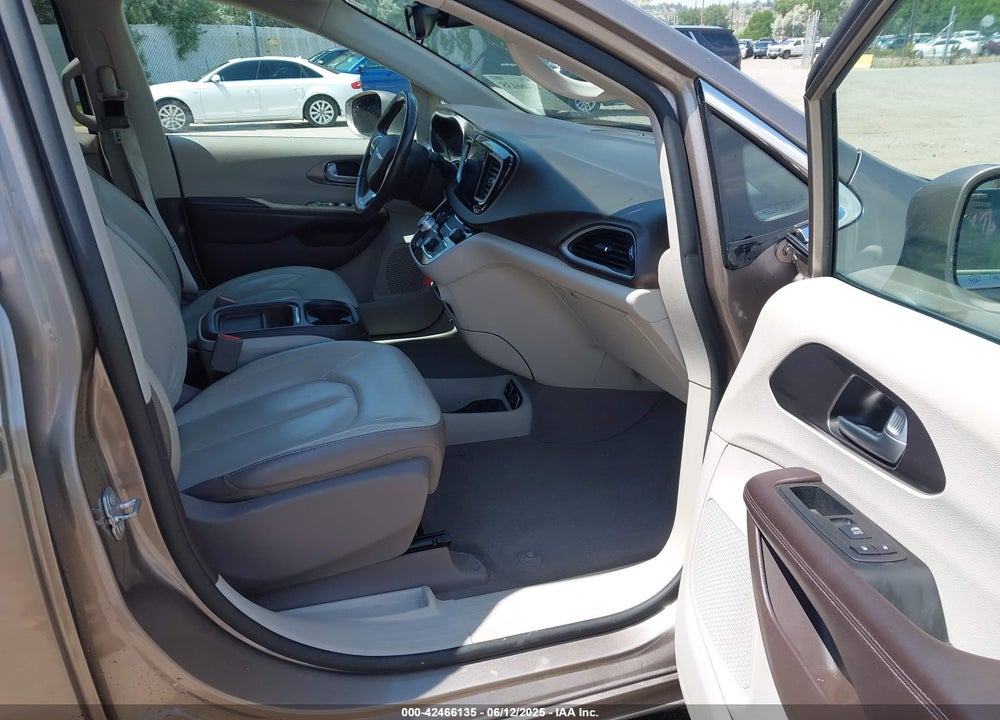 2017 CHRYSLER PACIFICA TOURING L VIN: 2C4RC1BGXHR788625
