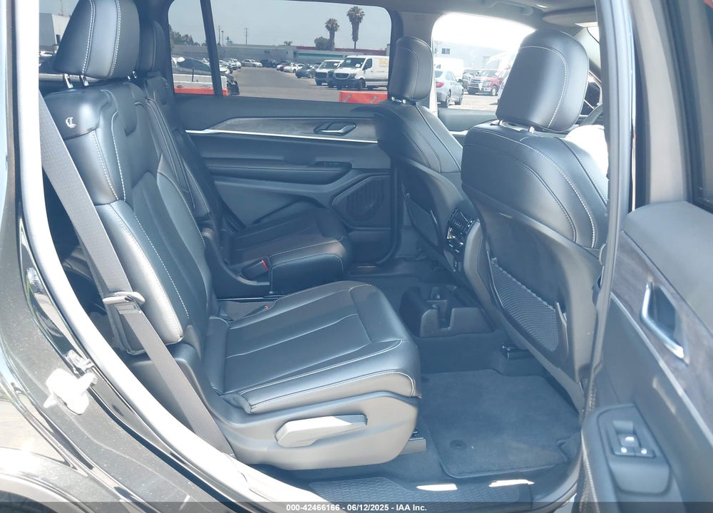 2025 JEEP GRAND CHEROKEE L LIMITED 4X4 VIN: 1C4RJKBG1S8646906