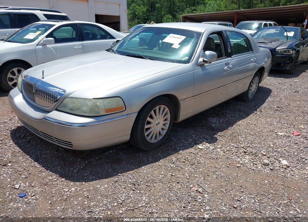 2004 LINCOLN TOWN CAR SIGNATURE VIN: 1LNHM81W94Y608000