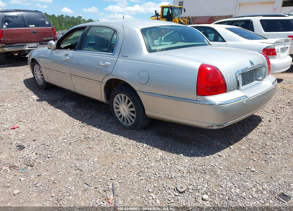 2004 LINCOLN TOWN CAR SIGNATURE VIN: 1LNHM81W94Y608000