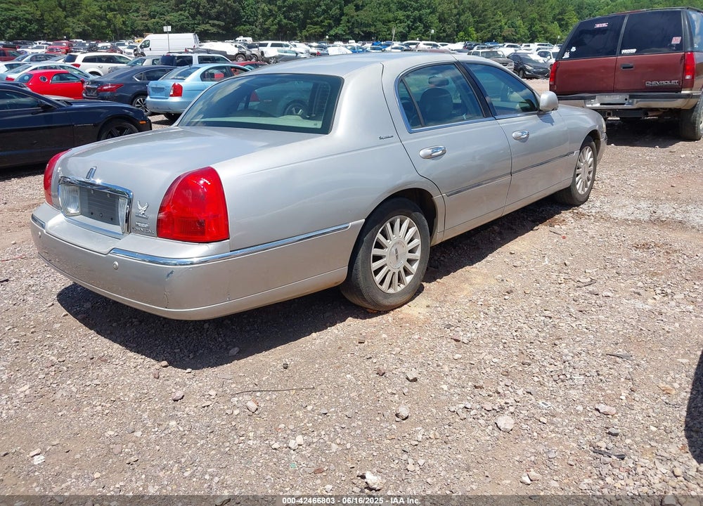 2004 LINCOLN TOWN CAR SIGNATURE VIN: 1LNHM81W94Y608000