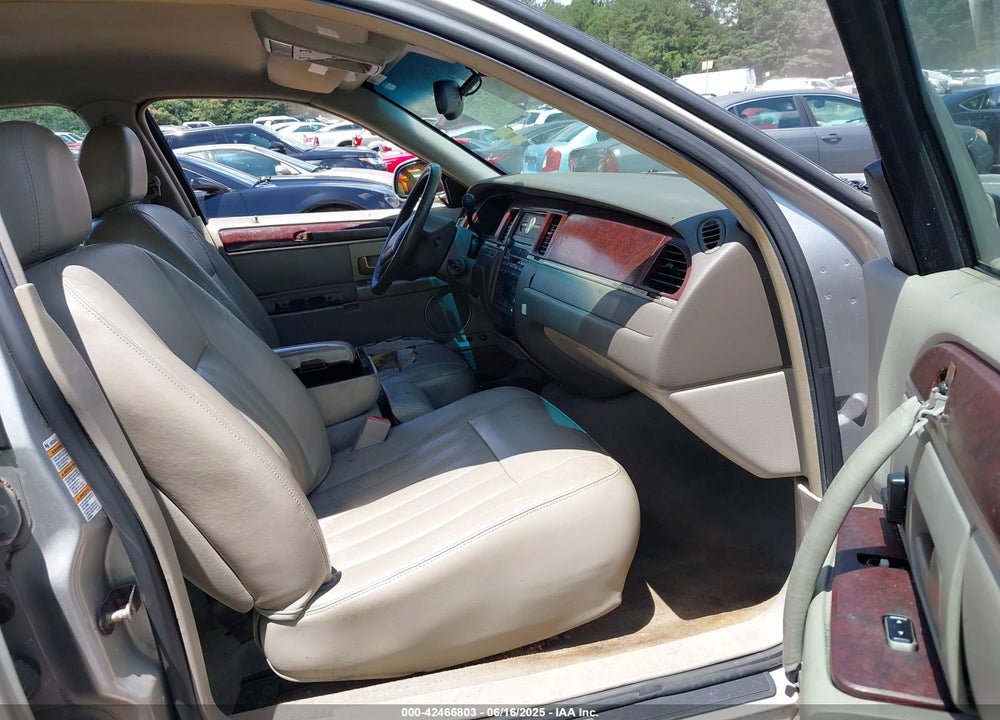 2004 LINCOLN TOWN CAR SIGNATURE VIN: 1LNHM81W94Y608000