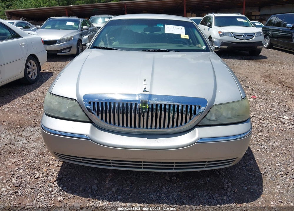 2004 LINCOLN TOWN CAR SIGNATURE VIN: 1LNHM81W94Y608000