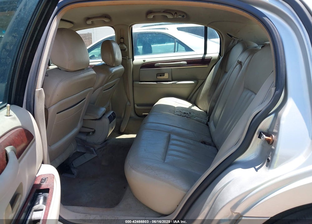 2004 LINCOLN TOWN CAR SIGNATURE VIN: 1LNHM81W94Y608000