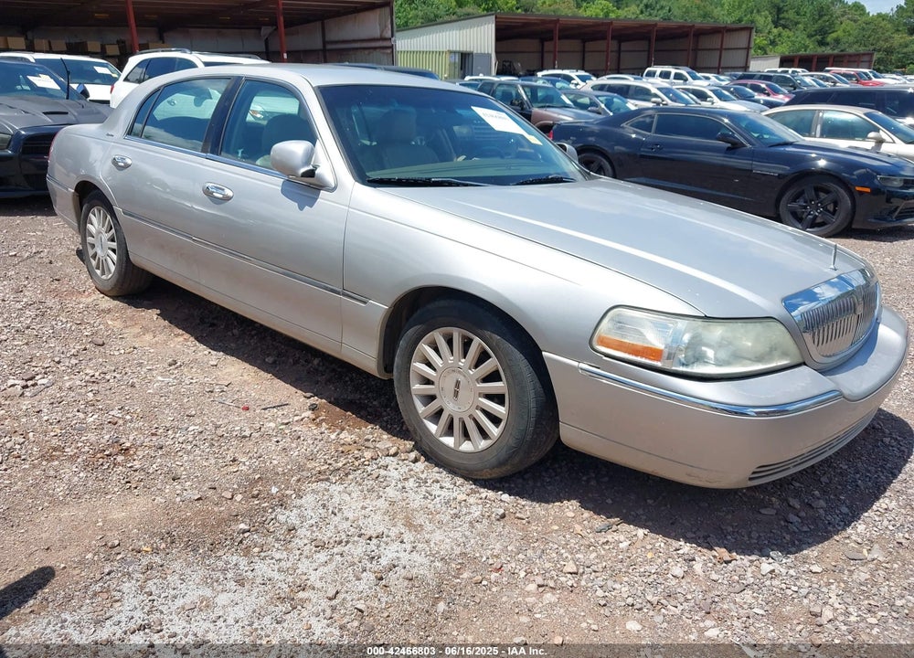 2004 LINCOLN TOWN CAR SIGNATURE VIN: 1LNHM81W94Y608000