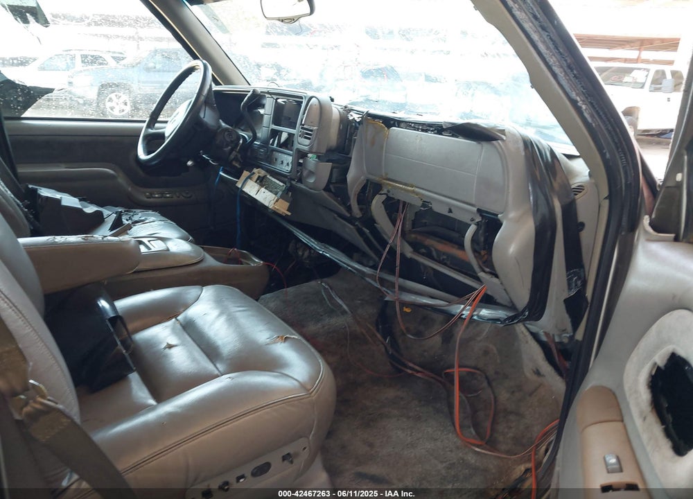 1999 GMC SUBURBAN 1500 SL VIN: 3GKFK16R8XG501843
