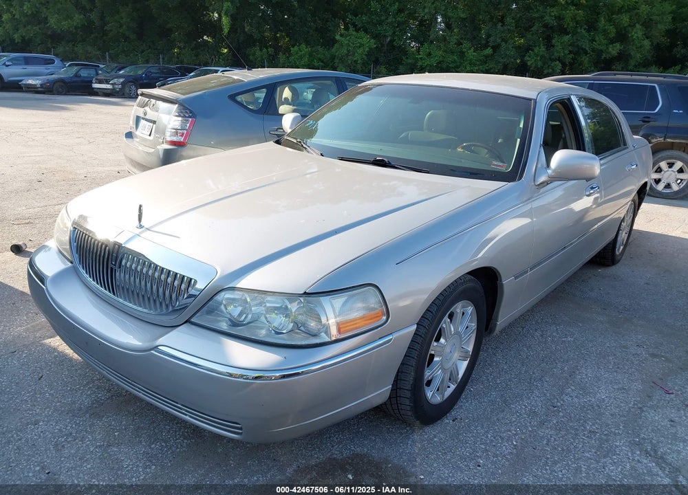 2009 LINCOLN TOWN CAR VIN: 2LNHM82V59X621226