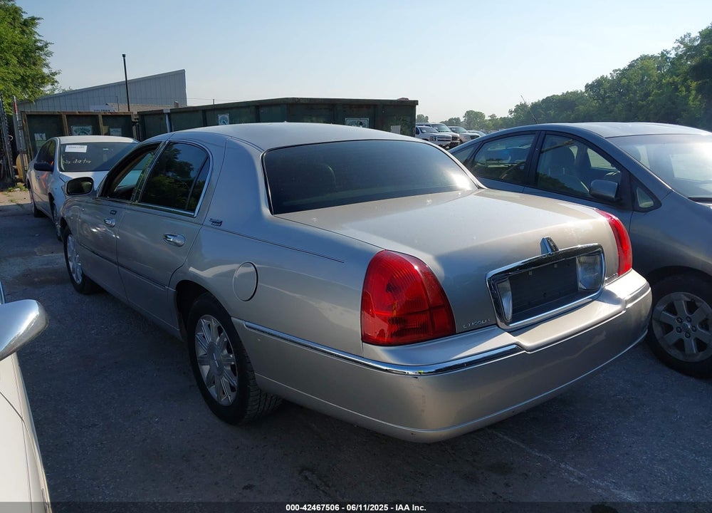 2009 LINCOLN TOWN CAR VIN: 2LNHM82V59X621226