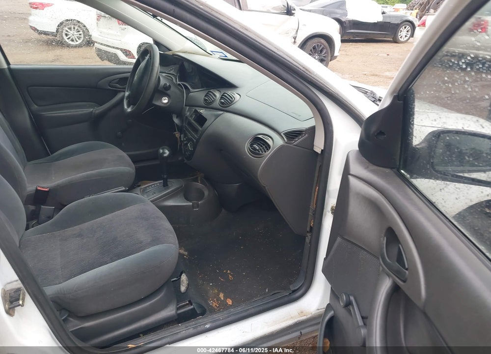 2000 FORD FOCUS LX VIN: 1FAFP33P0YW295695