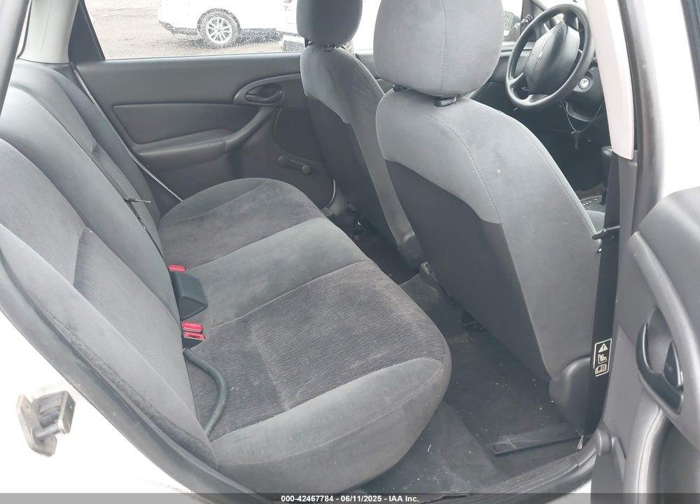 2000 FORD FOCUS LX VIN: 1FAFP33P0YW295695