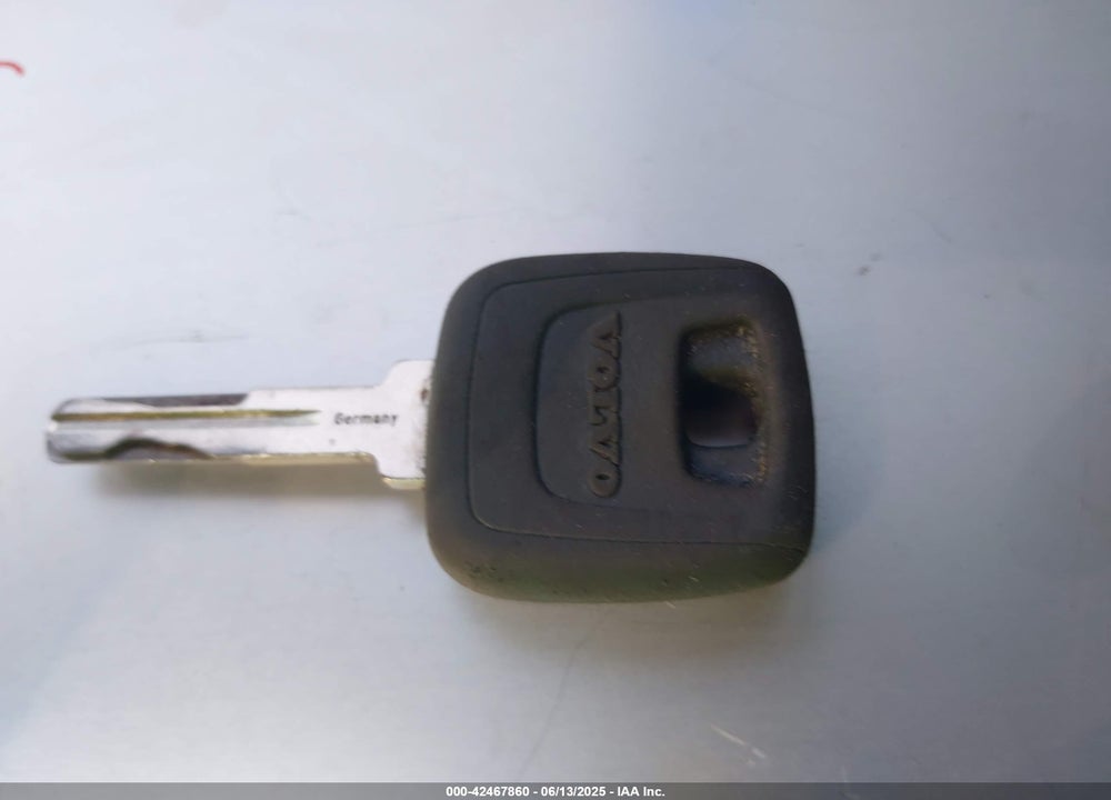 2002 VOLVO V70 VIN: YV1SZ58D921075855