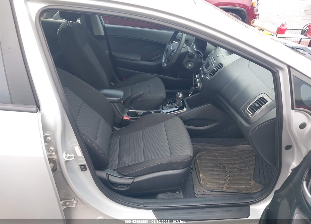 2018 KIA FORTE VIN: 3KPFK4A75JE165560