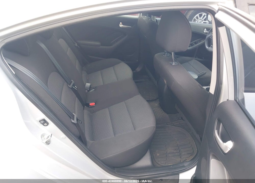 2018 KIA FORTE VIN: 3KPFK4A75JE165560