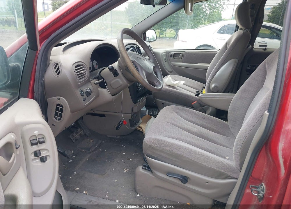 2001 CHRYSLER VOYAGER LX VIN: 1C4GJ45321B156522