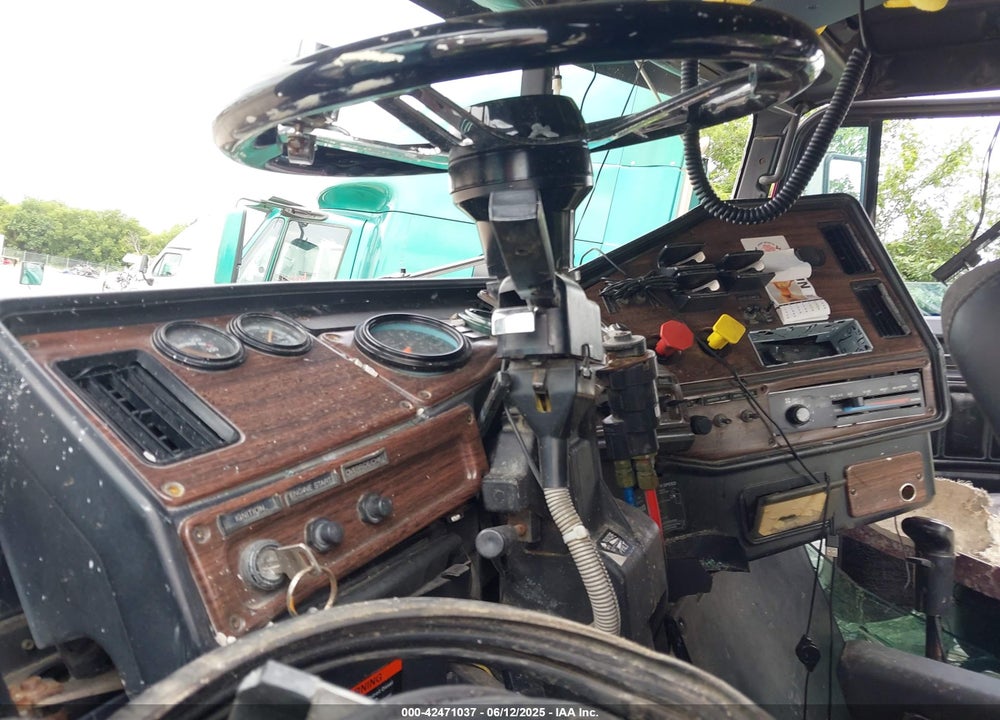 2000 FREIGHTLINER FLD FLD120 VIN: 1FUYDSEBXYLF32293